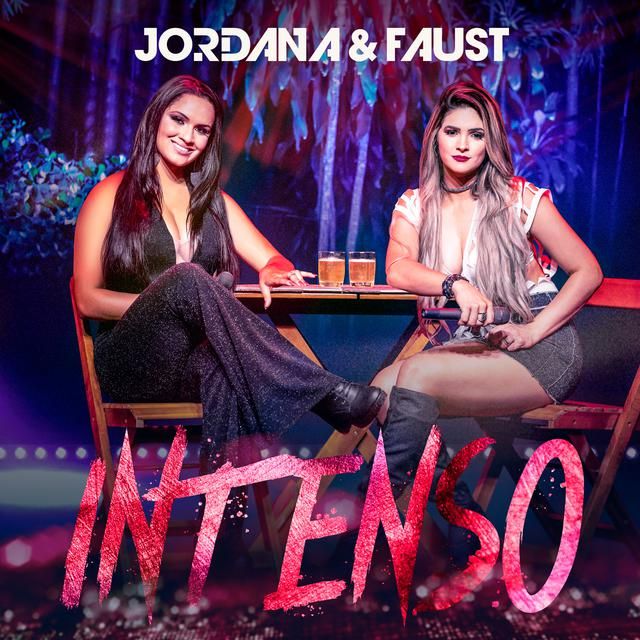 Sentadas numa mesa de bar, Jordana e Faust posam para a capa do disco Intenso