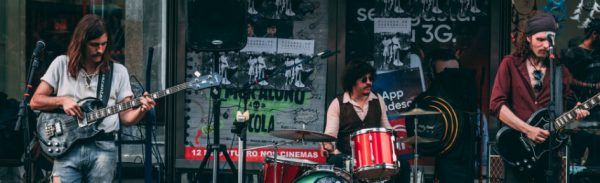 Power trio se apresenta em uma via pública