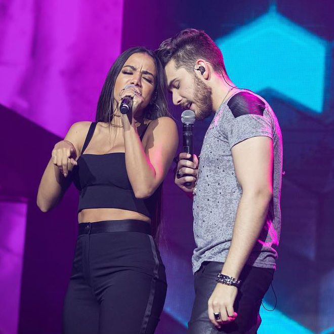 Gustavo Mioto e Anitta cantam, durante gravação de ao vivo em Fortaleza