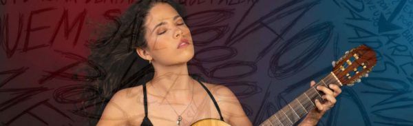 A cantora Júlia Ribeiro também é compositora e toca violão