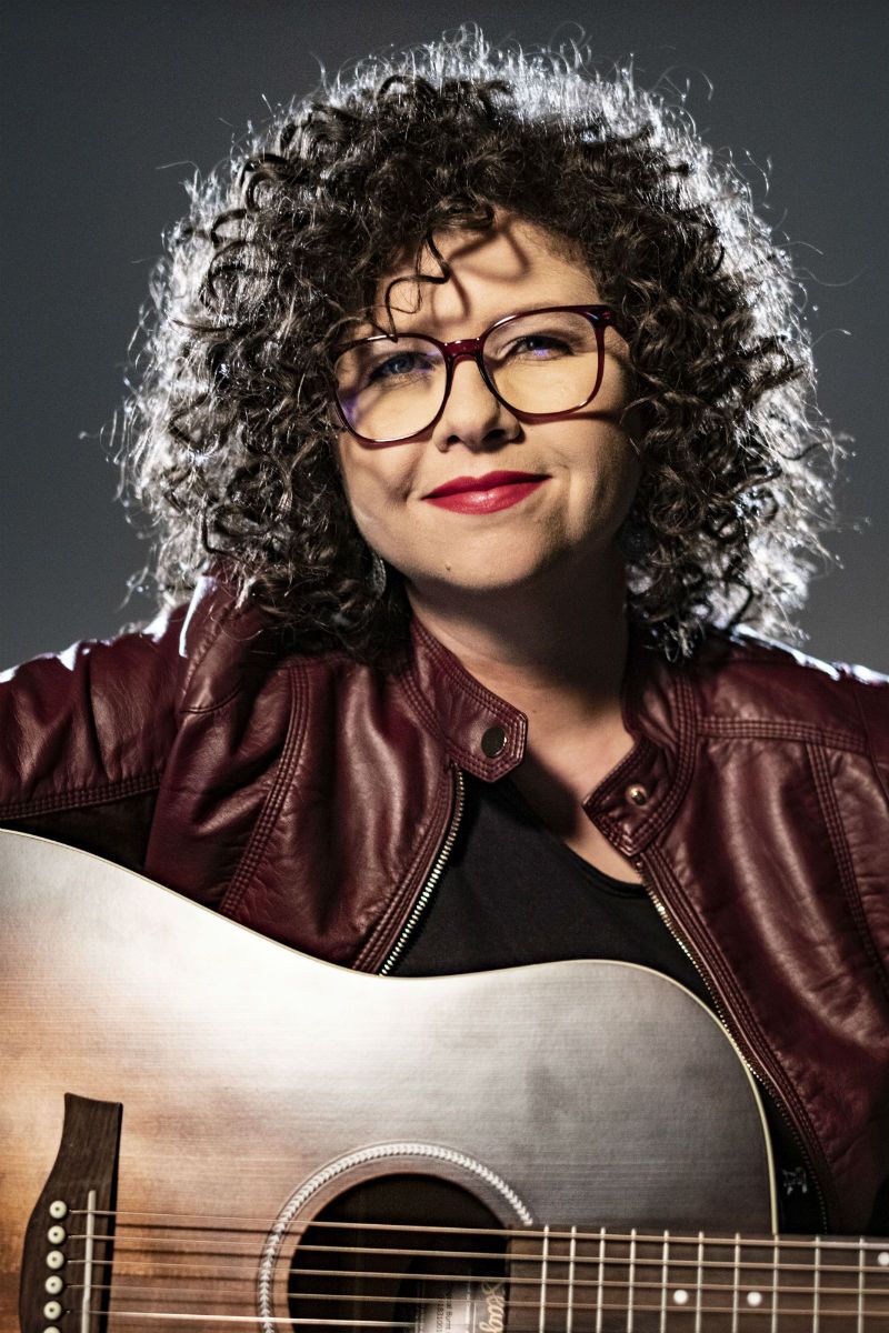 Roberta Campos canta, escreve e toca violão