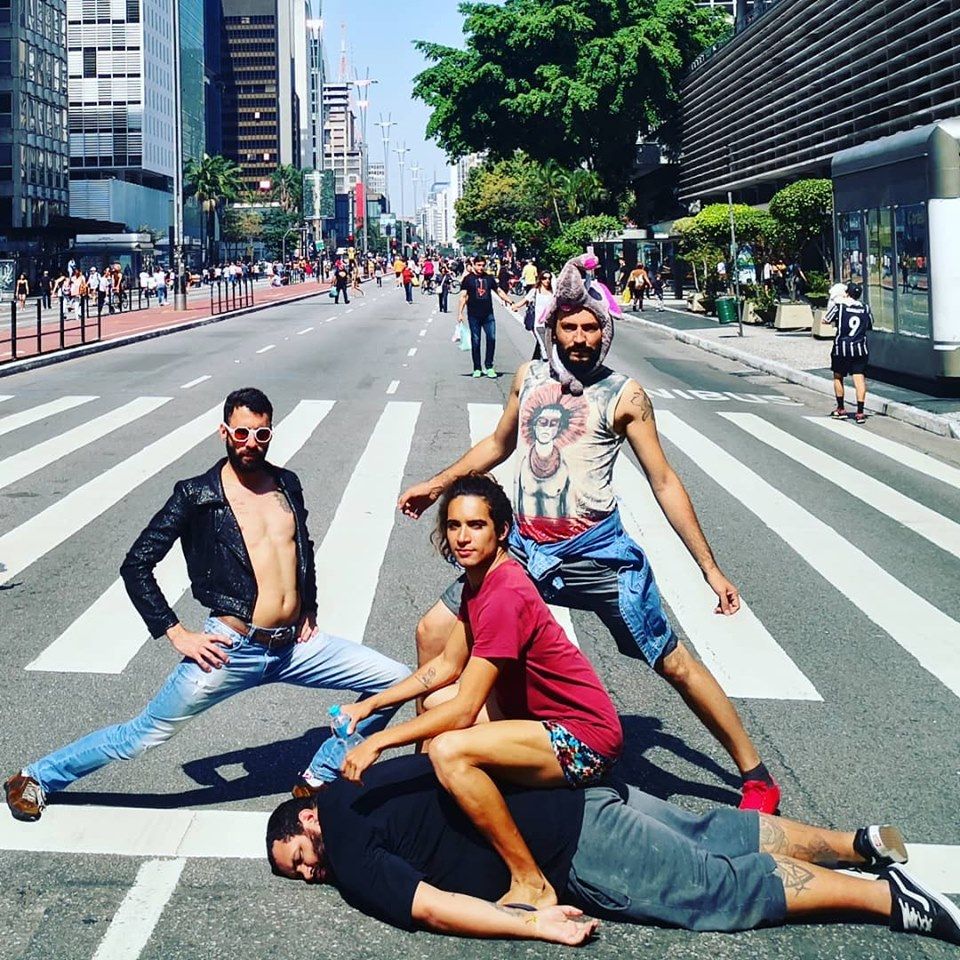 Membros da banda banda baiana Dona Iracema posam em uma rua da cidade de São Paulo