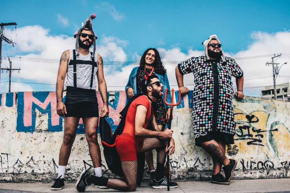 Membros da banda Dona Iracema mostram lado irreverente em foto de divulgação