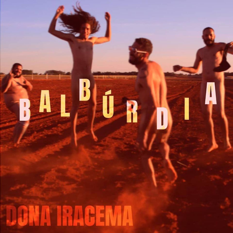 Membros da banda Dona Iracema posam sem roupas para a capa do disco Balbúrdia