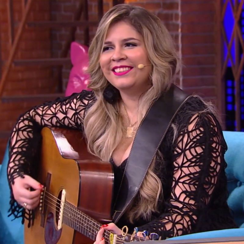 A cantora Marília Mendonça toca violão, durante participação em programa de TV