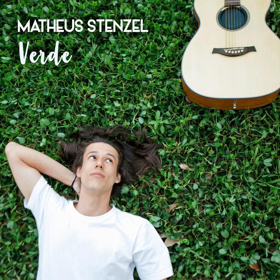 Matheus Stenzel deita na grama verde