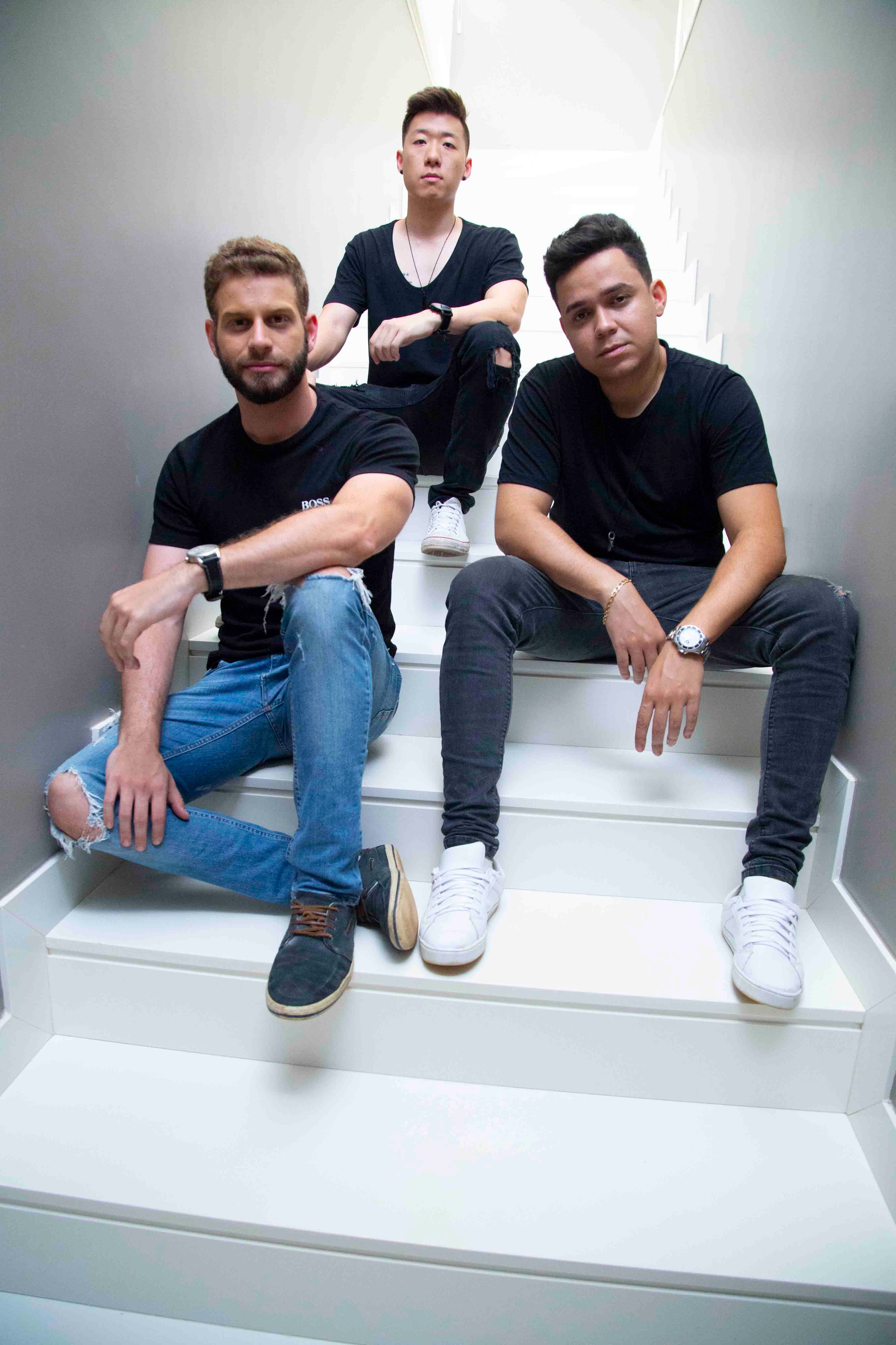 Membros da banda SZN , trio de música pop eletrônica