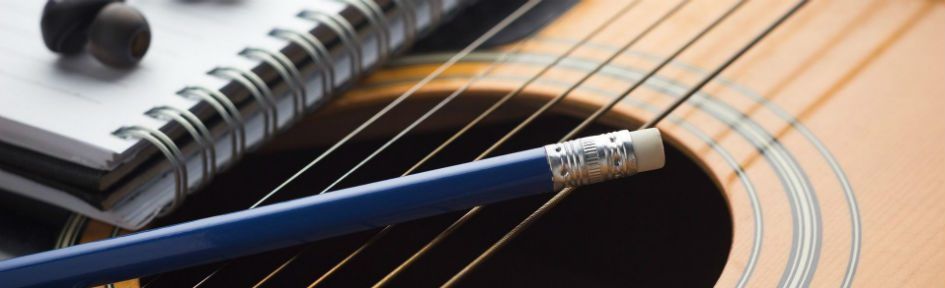 Caderno, lápis e violão: 3 ferramentas para realizar os processos de composição