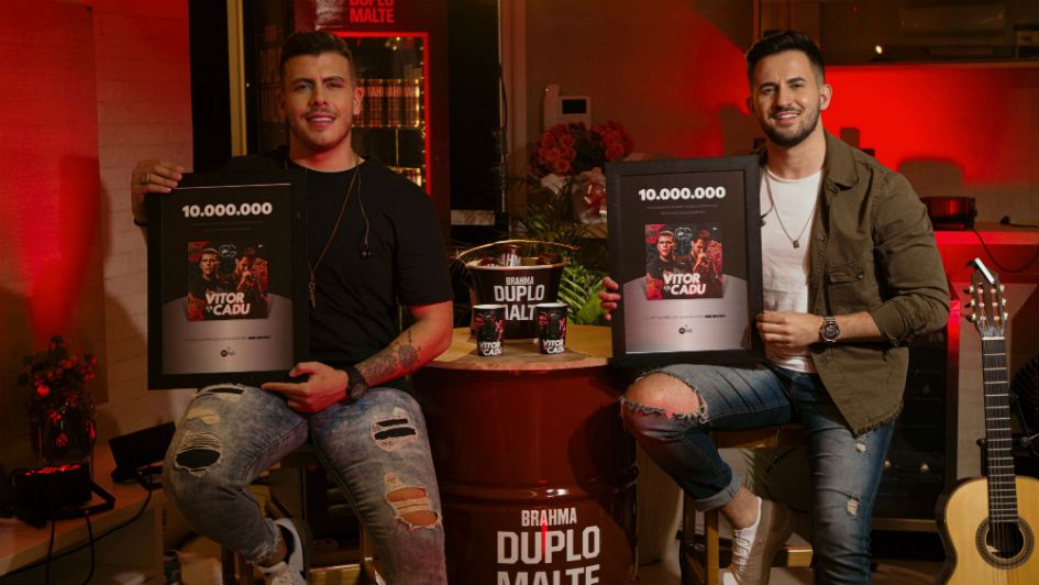 Dupla Vitor e Cadu segura a placa de 10 milhões plays nas plataformas digitais