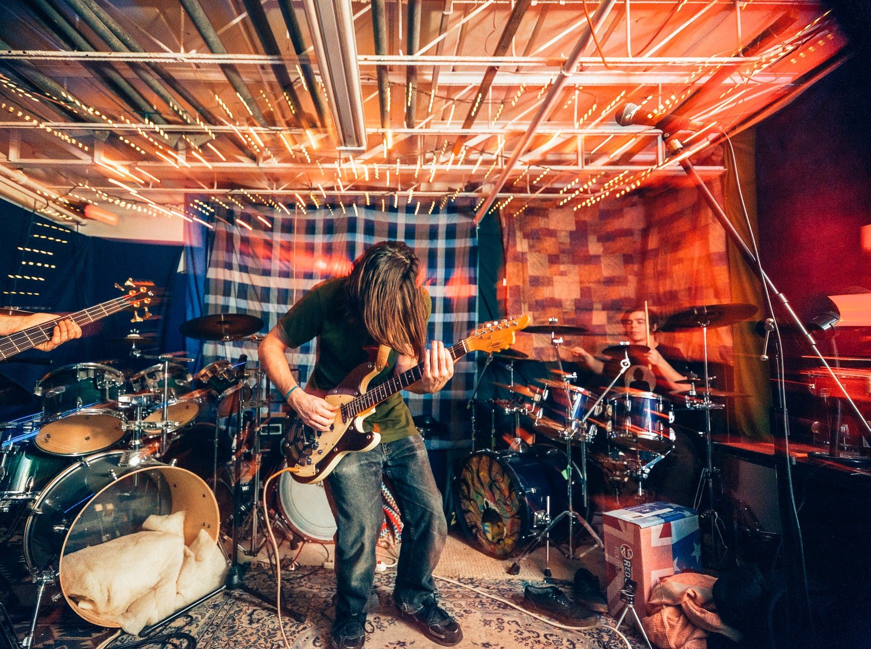 Banda de rock ensaiando em um home studio