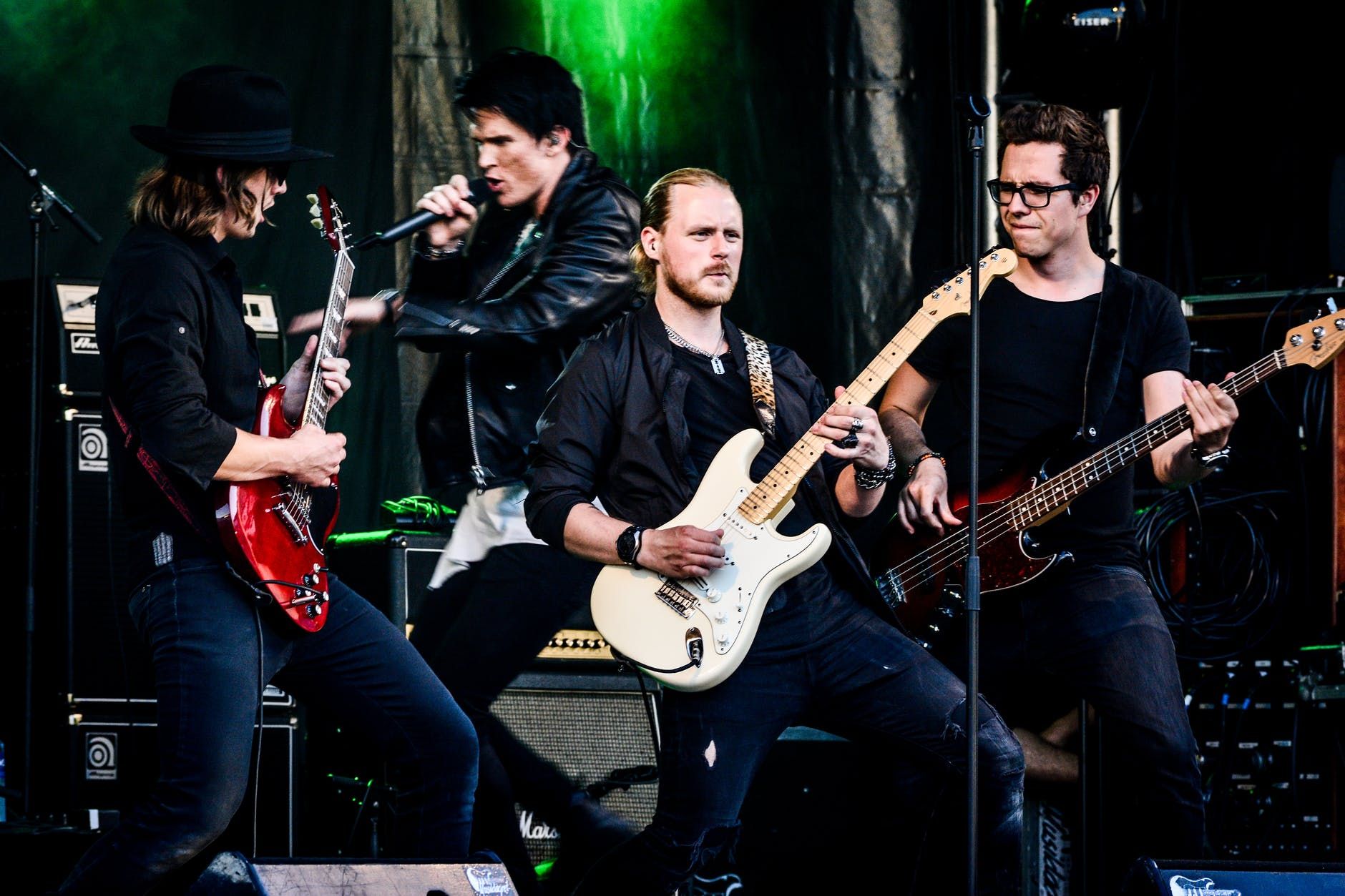 Membros de uma banda de rock tocando ao vivo