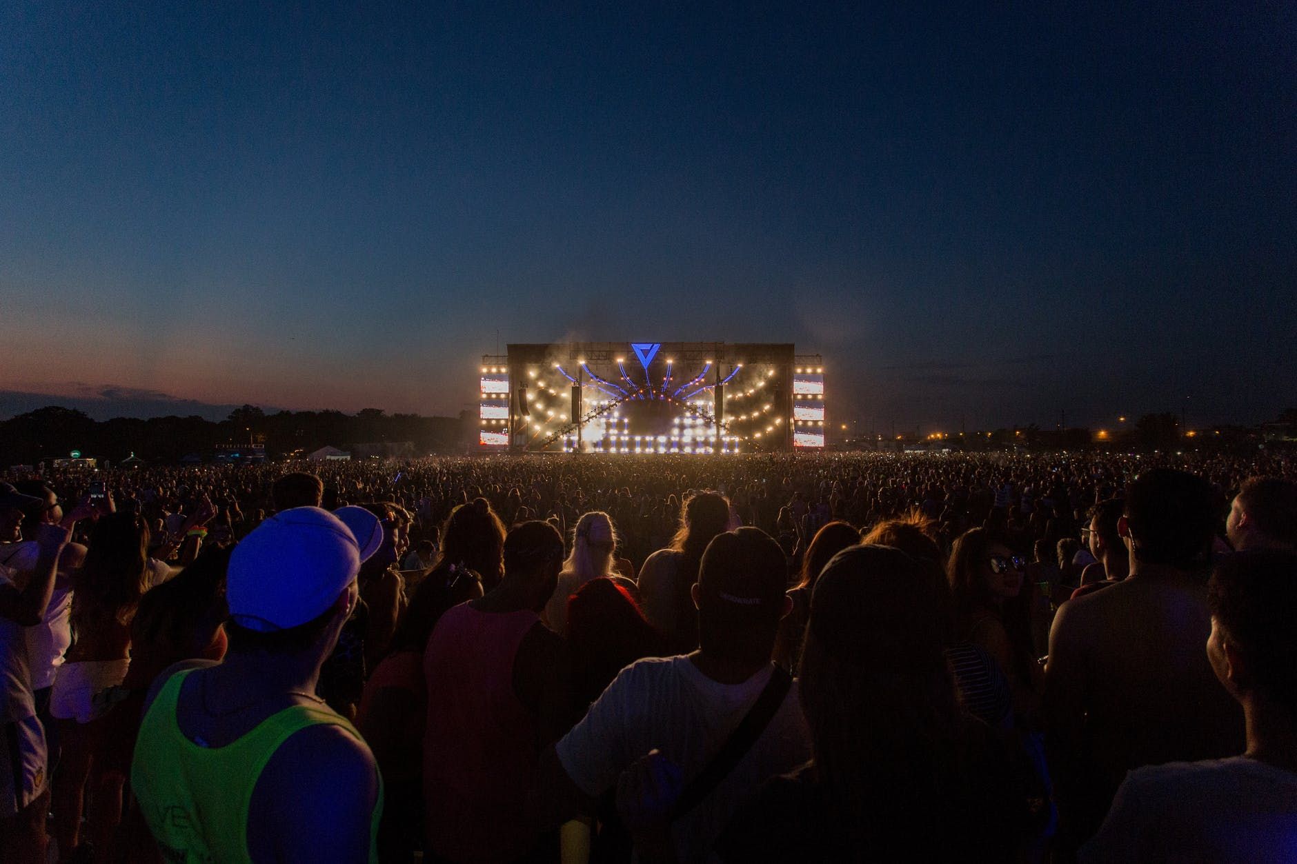 Público imenso participa de um festival de música ao vivo