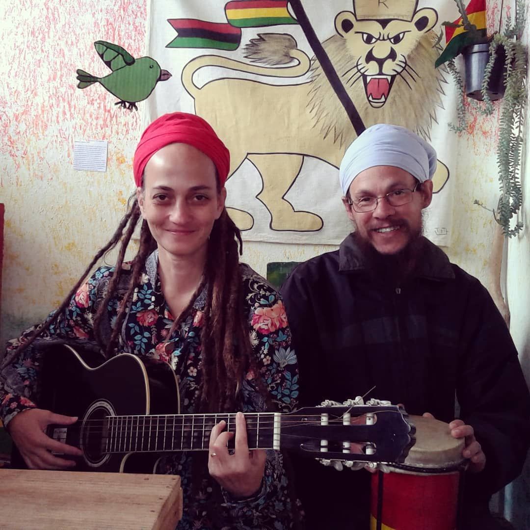 Andreia Dacal e seu parceiro de reggae fazendo um som