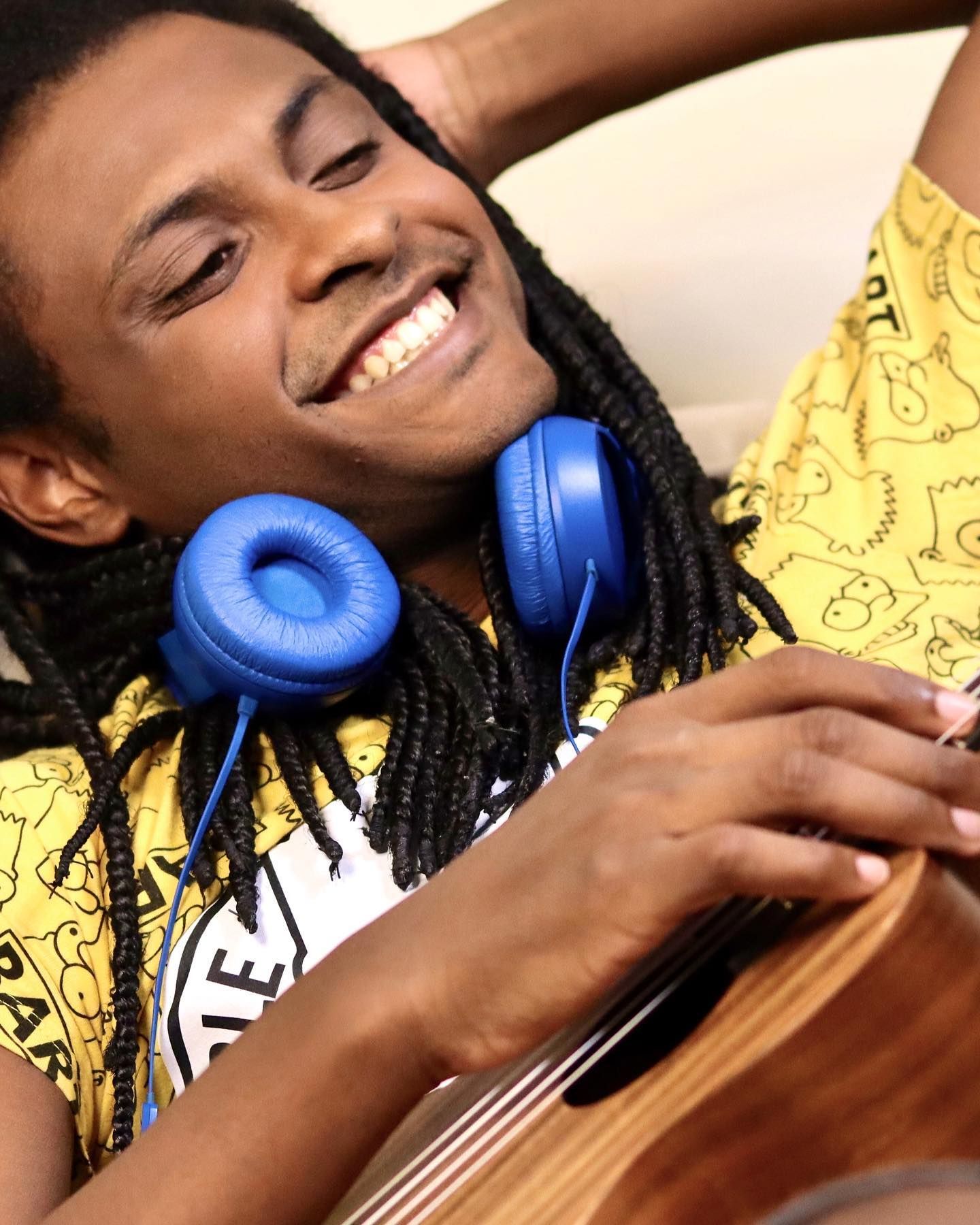 Músico Nathan Ribeiro faz reggae com ukulele