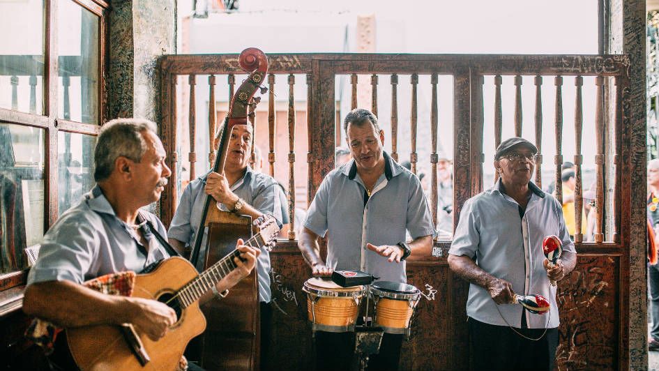 Quatro músicos tocam música tradicional mexicana