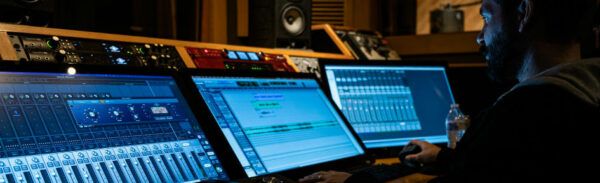 Compositor em studio, escrevendo trilhas