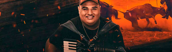 Tarcísio do Acordon com imagens de vaquejada ao fundo