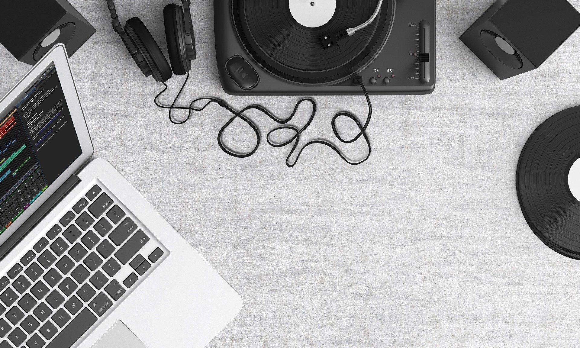 Podcasts para músicos e artistas independentes: imagem de laptop e vitrola