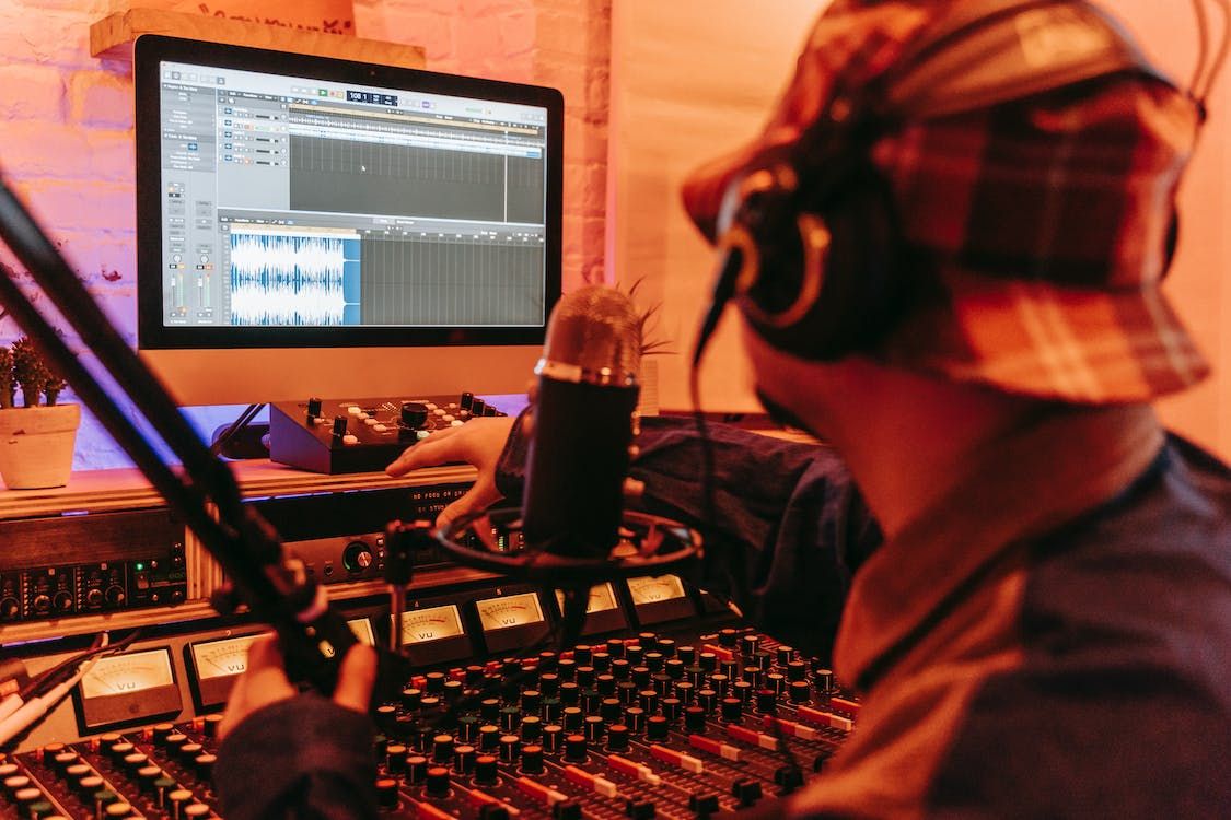 Produtor musical trabalhando em processos de masterização e mixagem