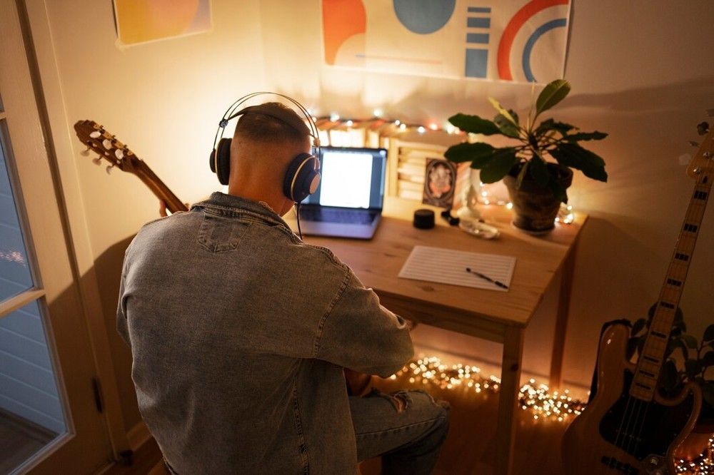 Artista independente se autoproduzindo em um home studio