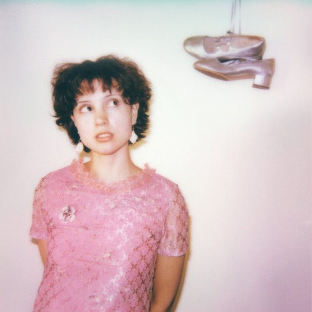 Capa do álbum "Silvershoes", de Liana Flores