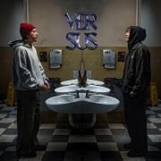 VERSUS}