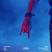 Sigo Atravesando Puertas (En Vivo)}