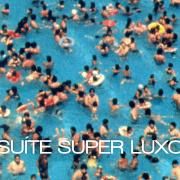 Capa do Álbum "Entre a Piscina e o Trampolim", de Suíte Super Luxo