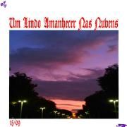 Um Lindo Amanhecer Nas Nuvens }