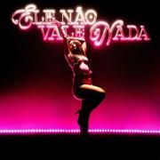 ele não vale NADA }