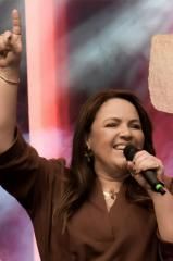 Tua Graça Me Basta (part. Fernanda Brum)