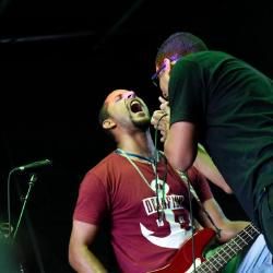 Foto de One Black Two White