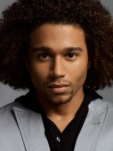 WHAT TIME IS IT? (EN ESPAÑOL) - Corbin Bleu - LETRAS.COM