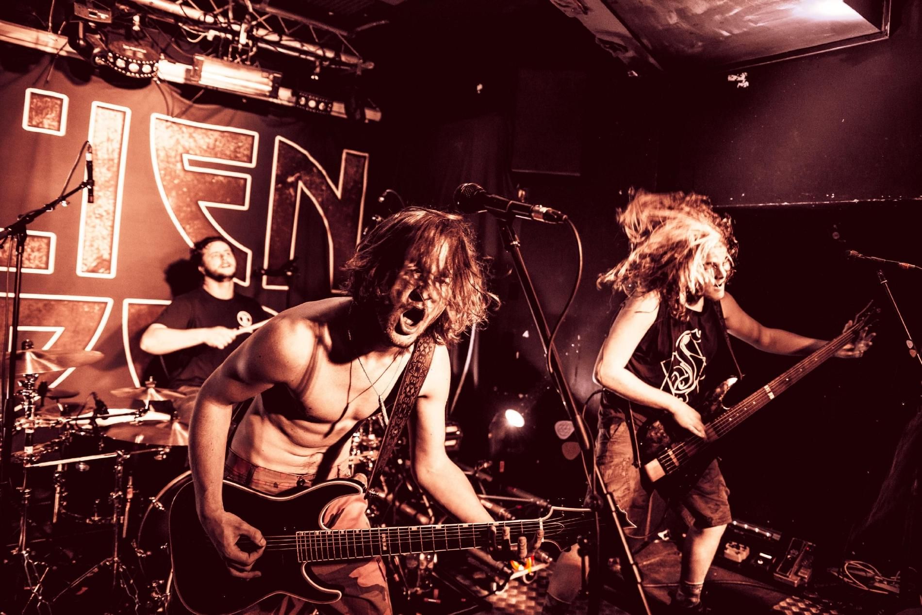 Alien Weaponry