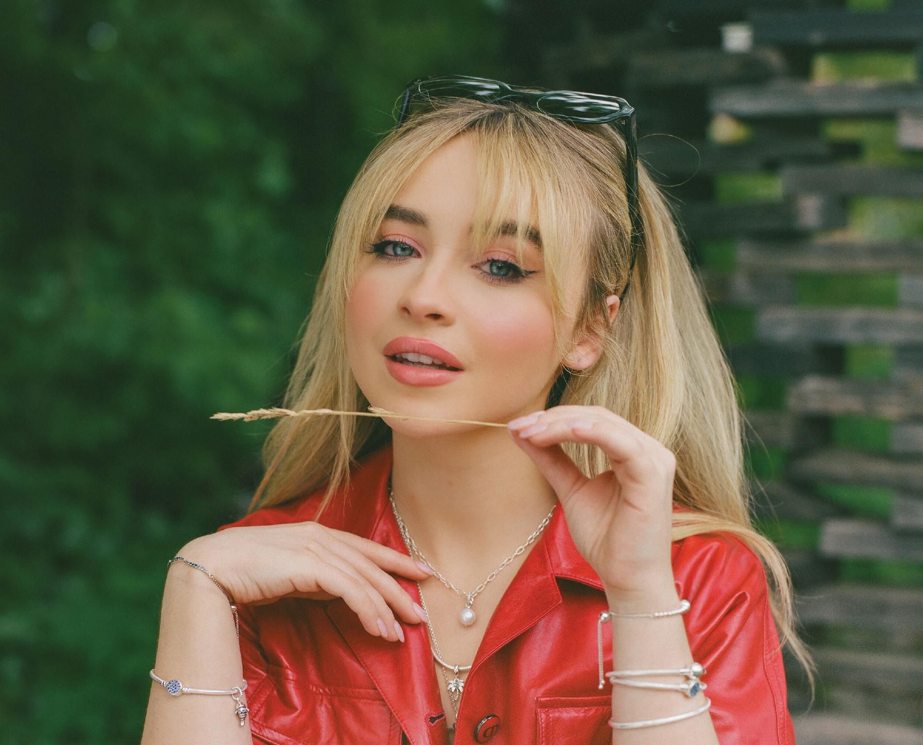 Sabrina Carpenter – Looking at Me (Lyrics) 