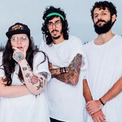 Foto de Far From Alaska