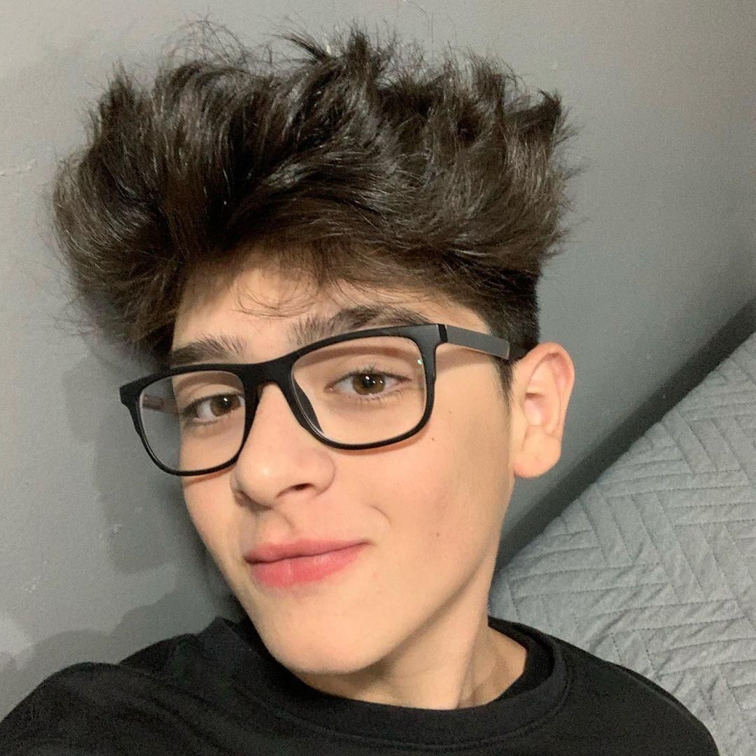 Max Valenzuela fotos (3 fotos) - LETRAS.MUS.BR