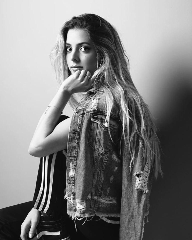 ¿CÓMO TE VA? (Lyrics in English) Corina Smith