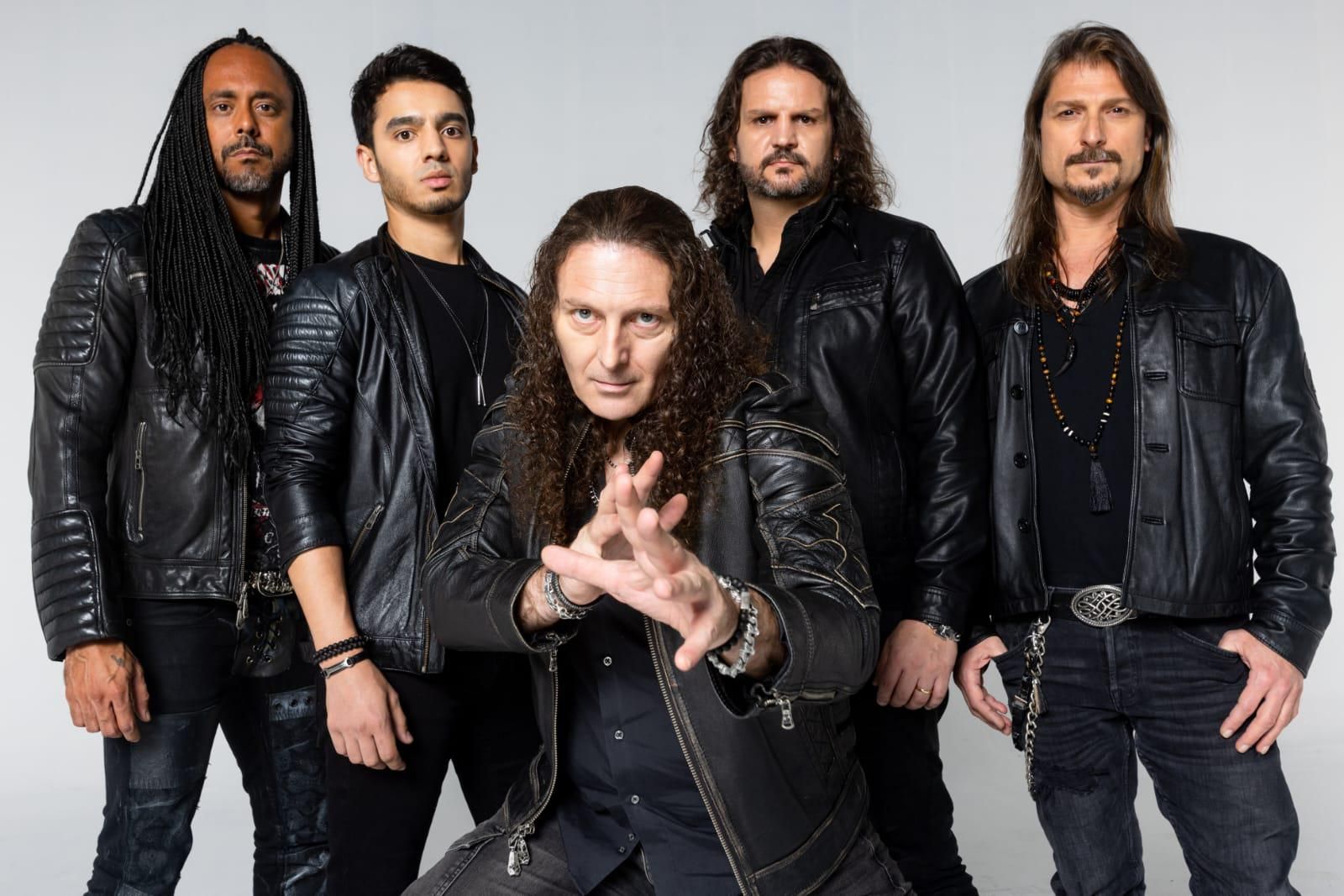 HATE AND TRUST: Angra Letra e Tradução de Carry On