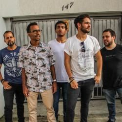 Foto de Bastilha Em Queda