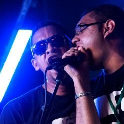 Foto de One Black Two White