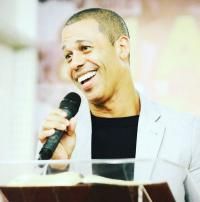 Debaixo de Tuas Asas