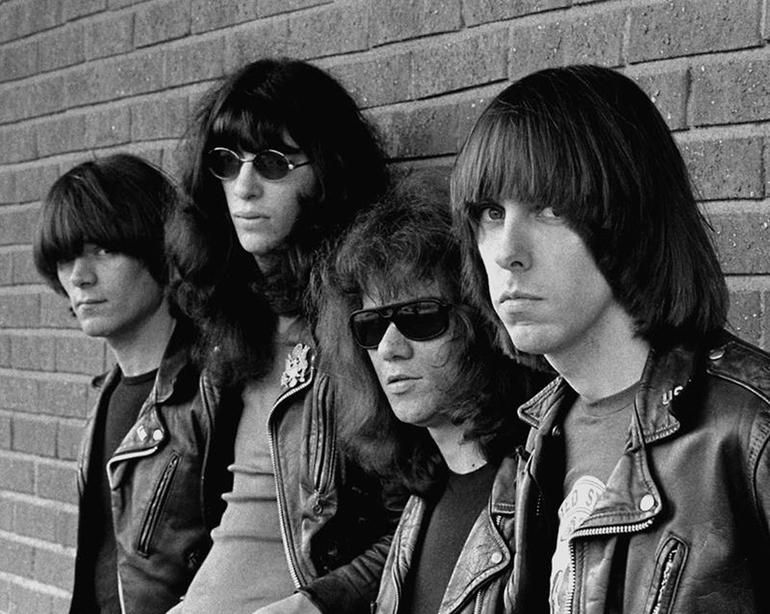 Los integrantes de los Ramones en foto blanco y negro mirando a la cámara
