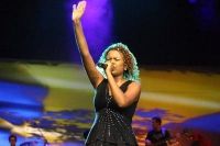 Santo Lugar (part. Passion e Melodie Malone)