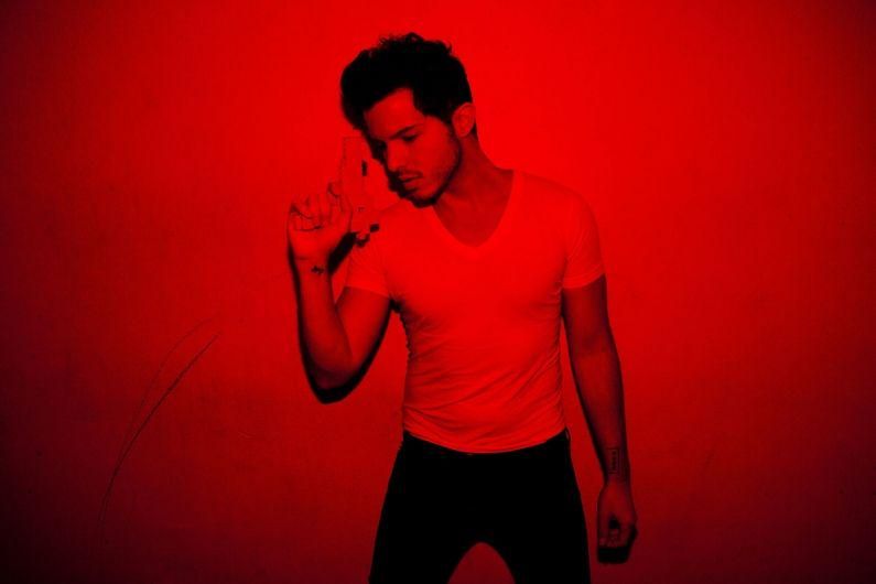 Simon Curtis - Superhero: lyrics and songs