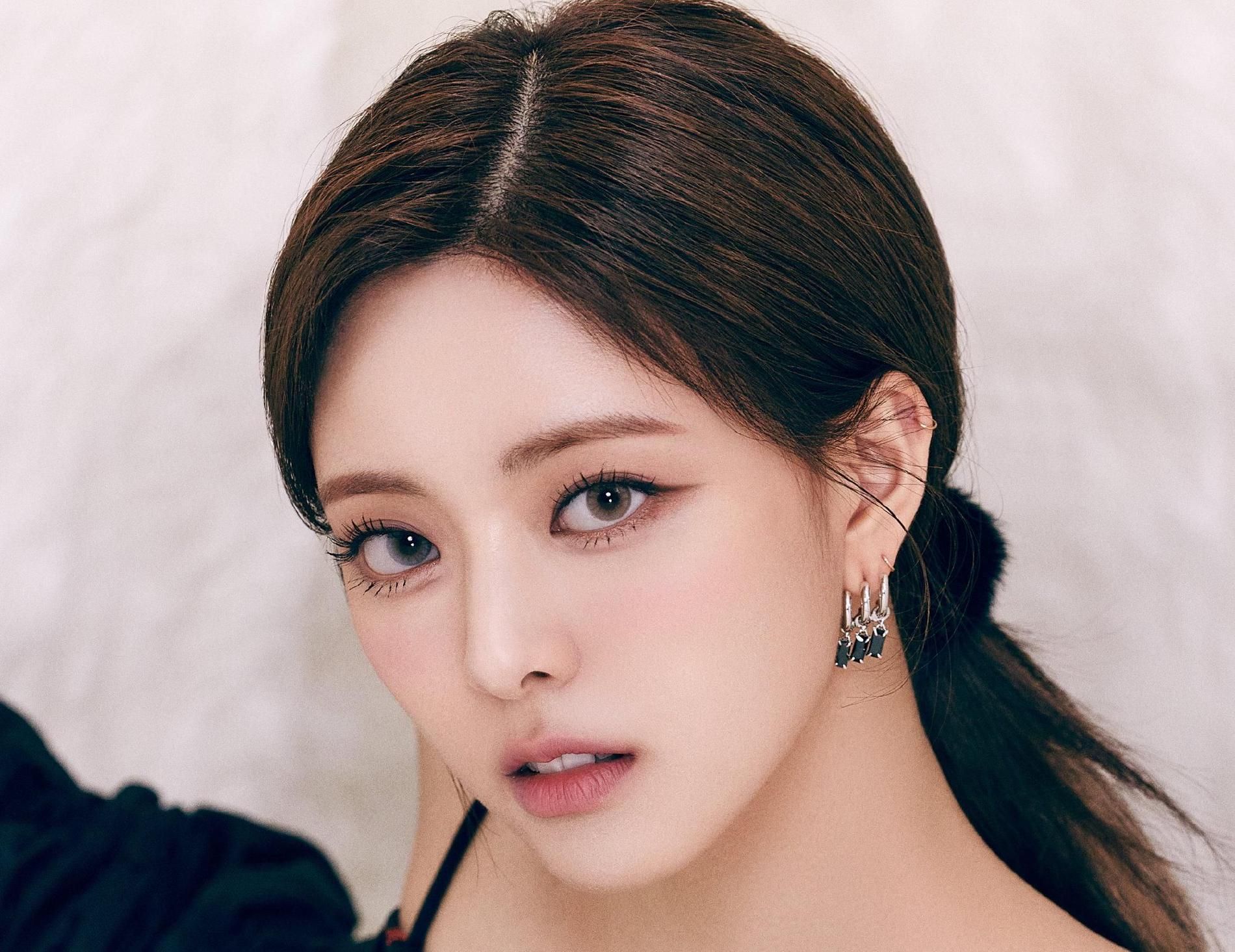 YUNA (ITZY)