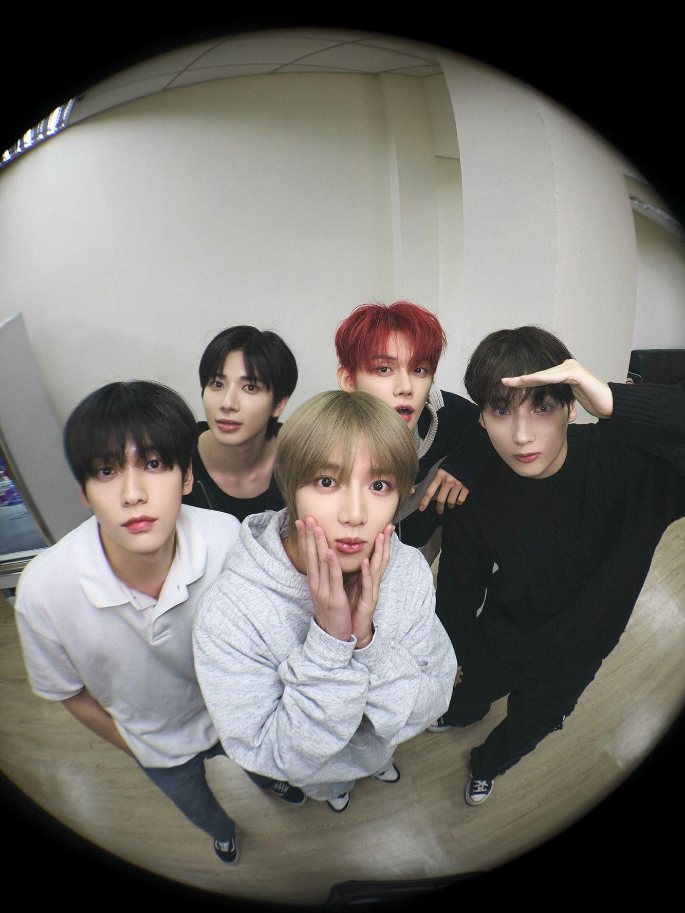 TOMORROW X TOGETHER (TXT)